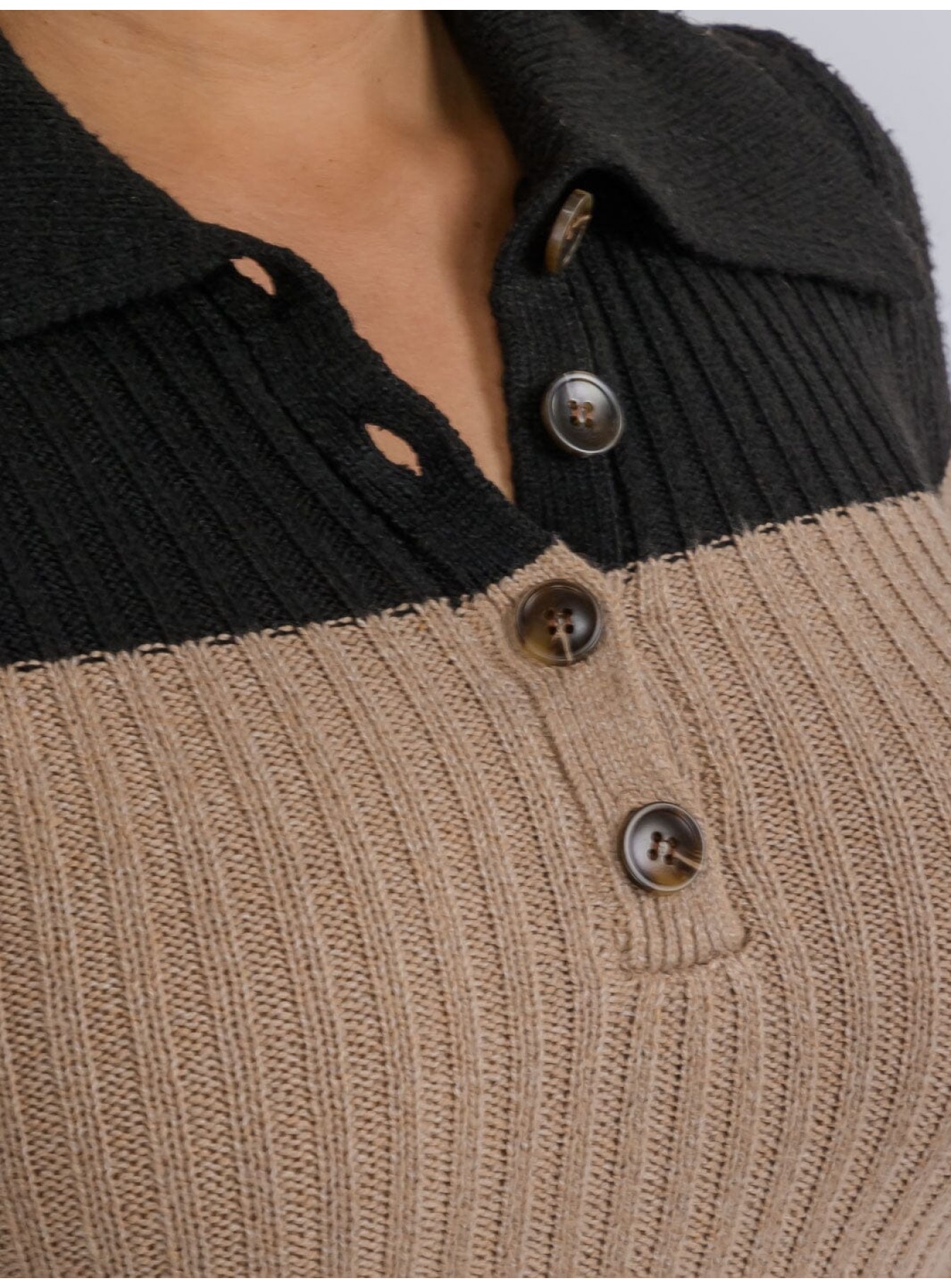 WOMEN'S LONG SLEEVE BUTTON UP RIBBED COLORBLOCK TOP WOMEN'S LONG SLEEVE BUTTON UP RIBBED COLORBLOCK TOP