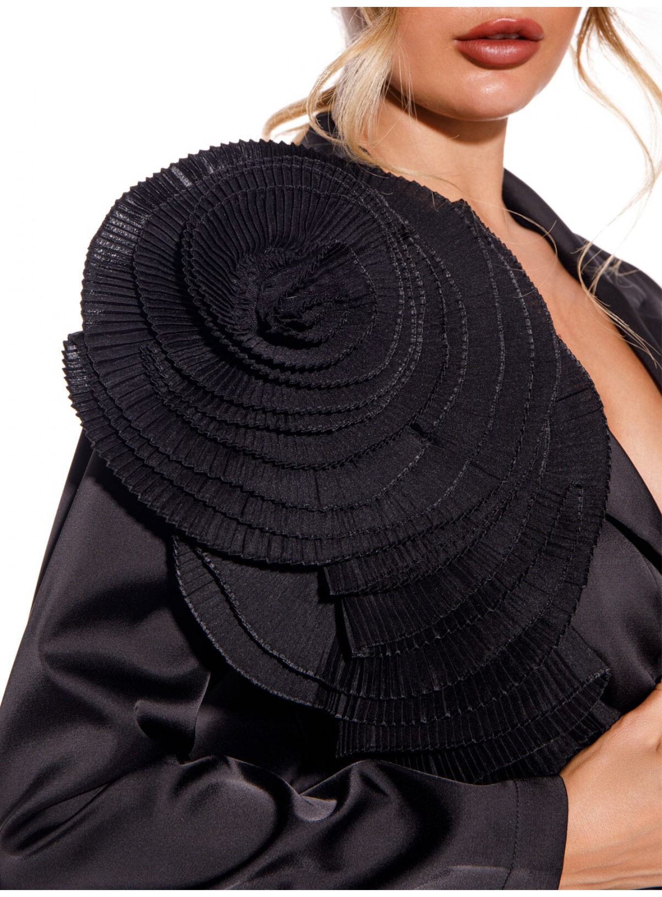 WOMEN'S LONG SLEEVE BUTTON CLOSURE FRONT DETAILED SATIN BLAZER