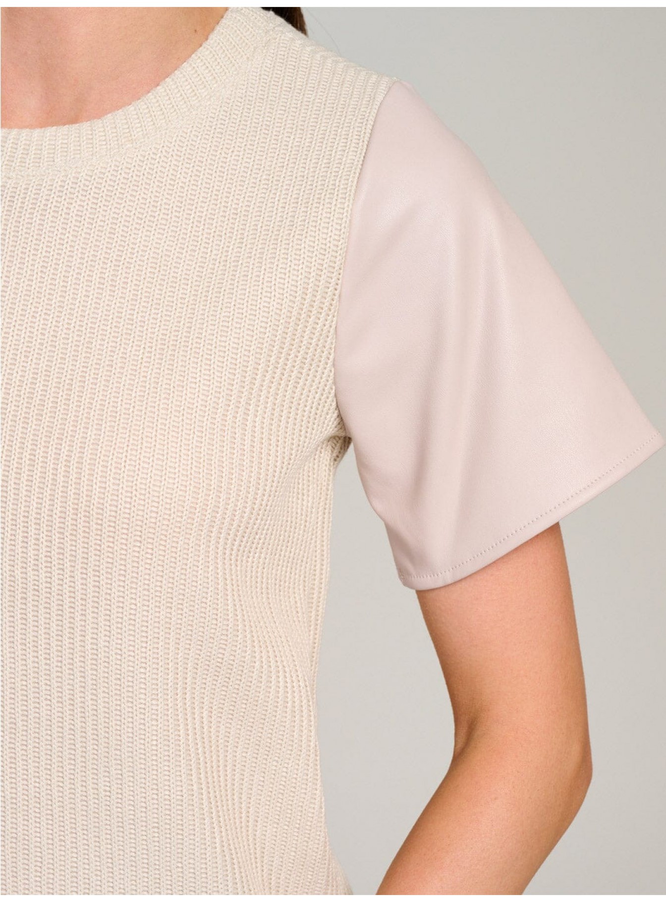 WOMEN'S SHORT SLEEVE KNIT CONTRAST PU PLEATHER BLOUSE