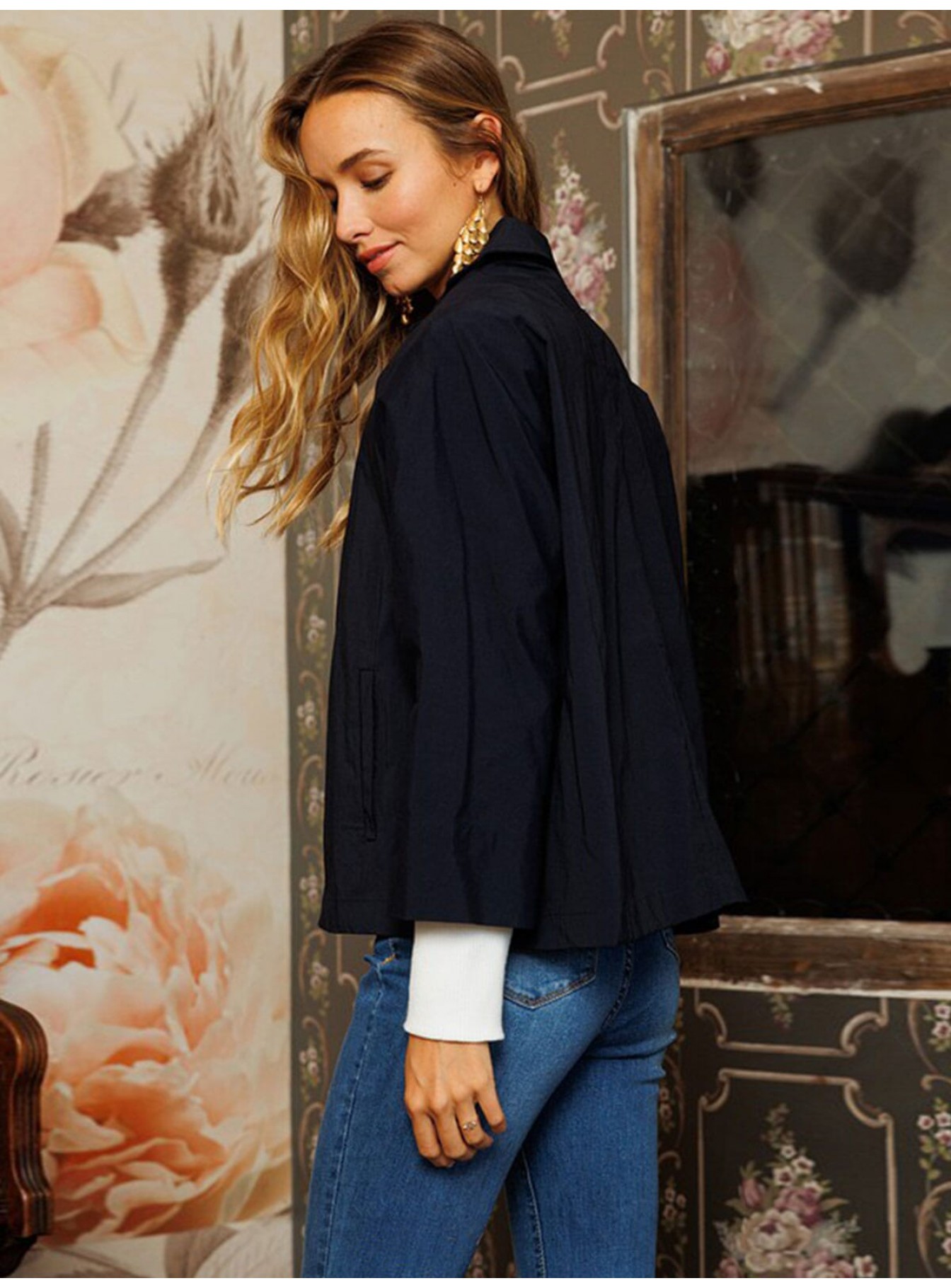 WOMEN'S LONG SLEEVE BUTTON CLOSURE FRONT POCKETS BLAZER