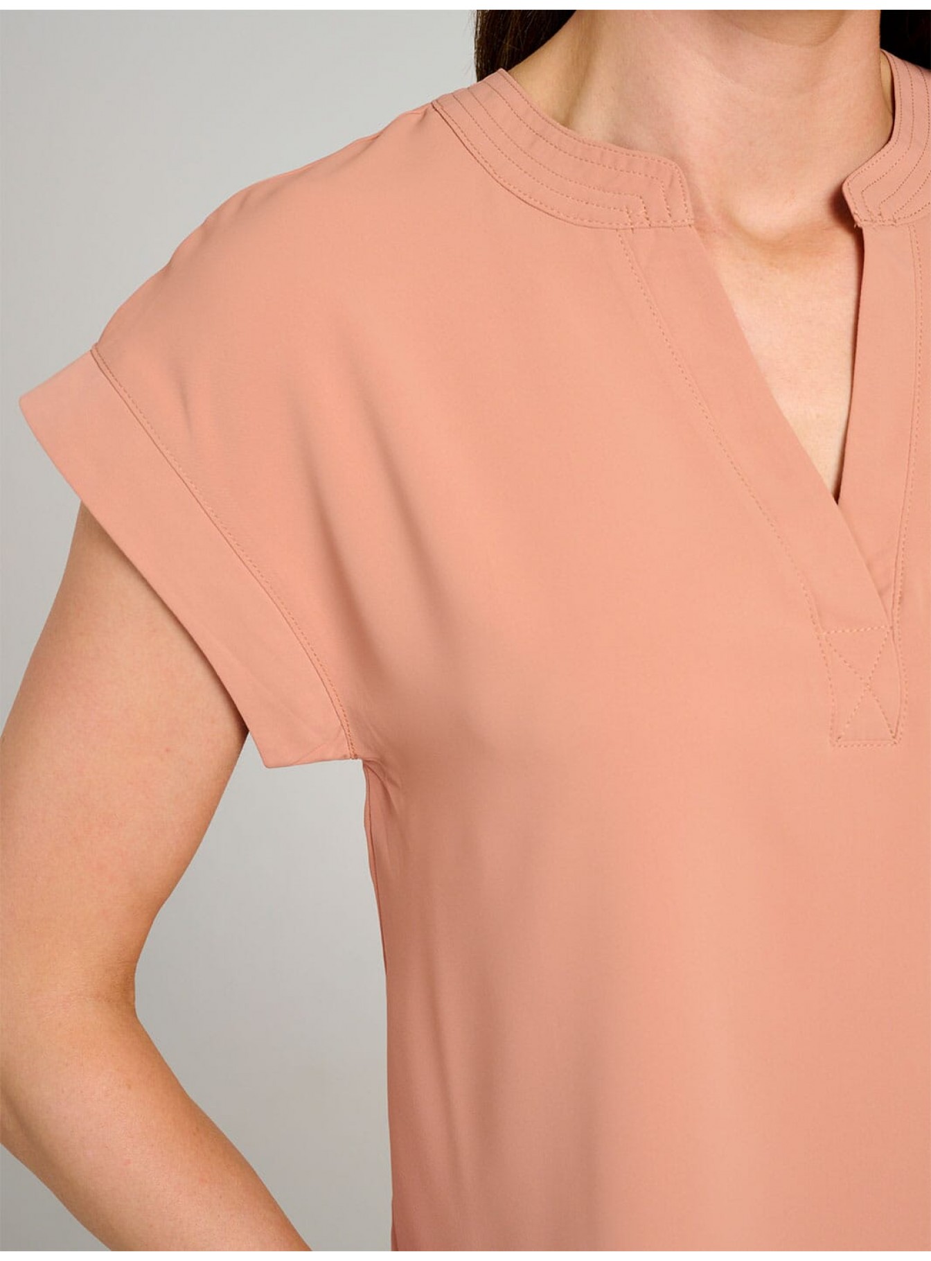 WOMEN'S SHORT SLEEVE V-NECK SOLID BLOUSE WOMEN'S SHORT SLEEVE V-NECK SOLID BLOUSE