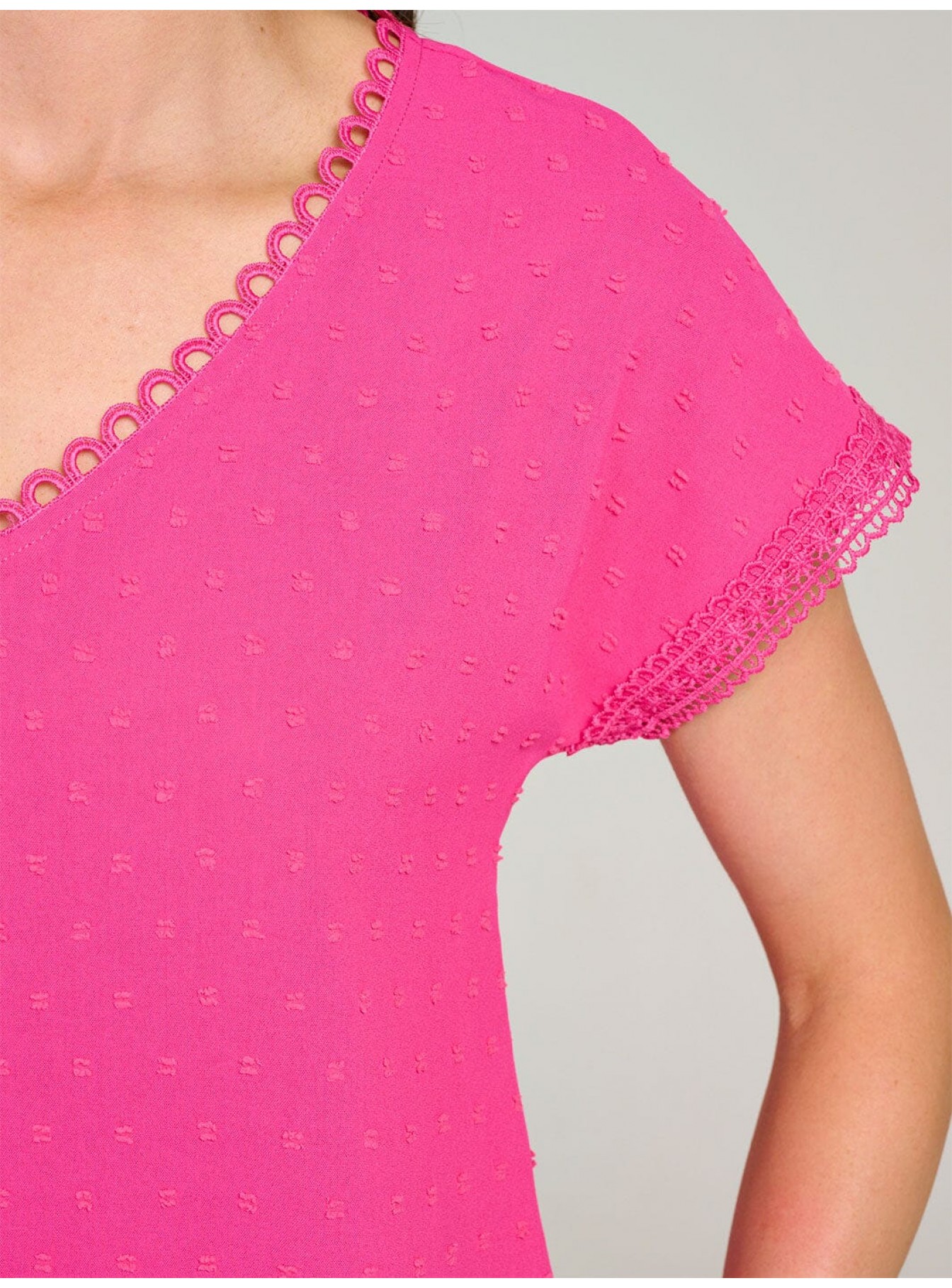 WOMEN'S SHORT SLEEVE V-NECK SWISS BACK DETAILED BLOUSE