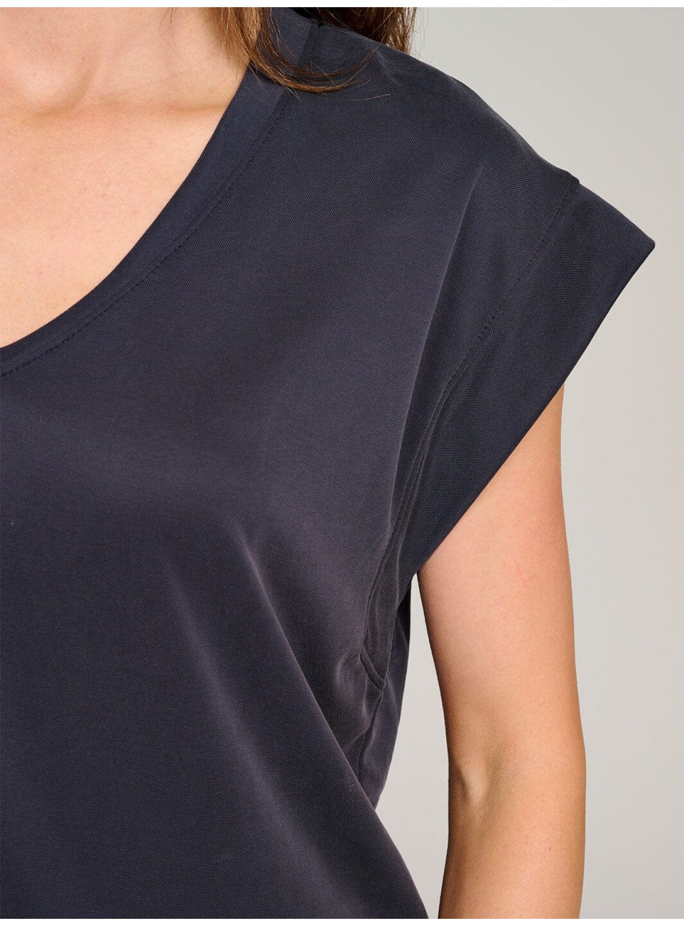 WOMEN'S SHORT SLEEVE V-NECK SOLID TOP