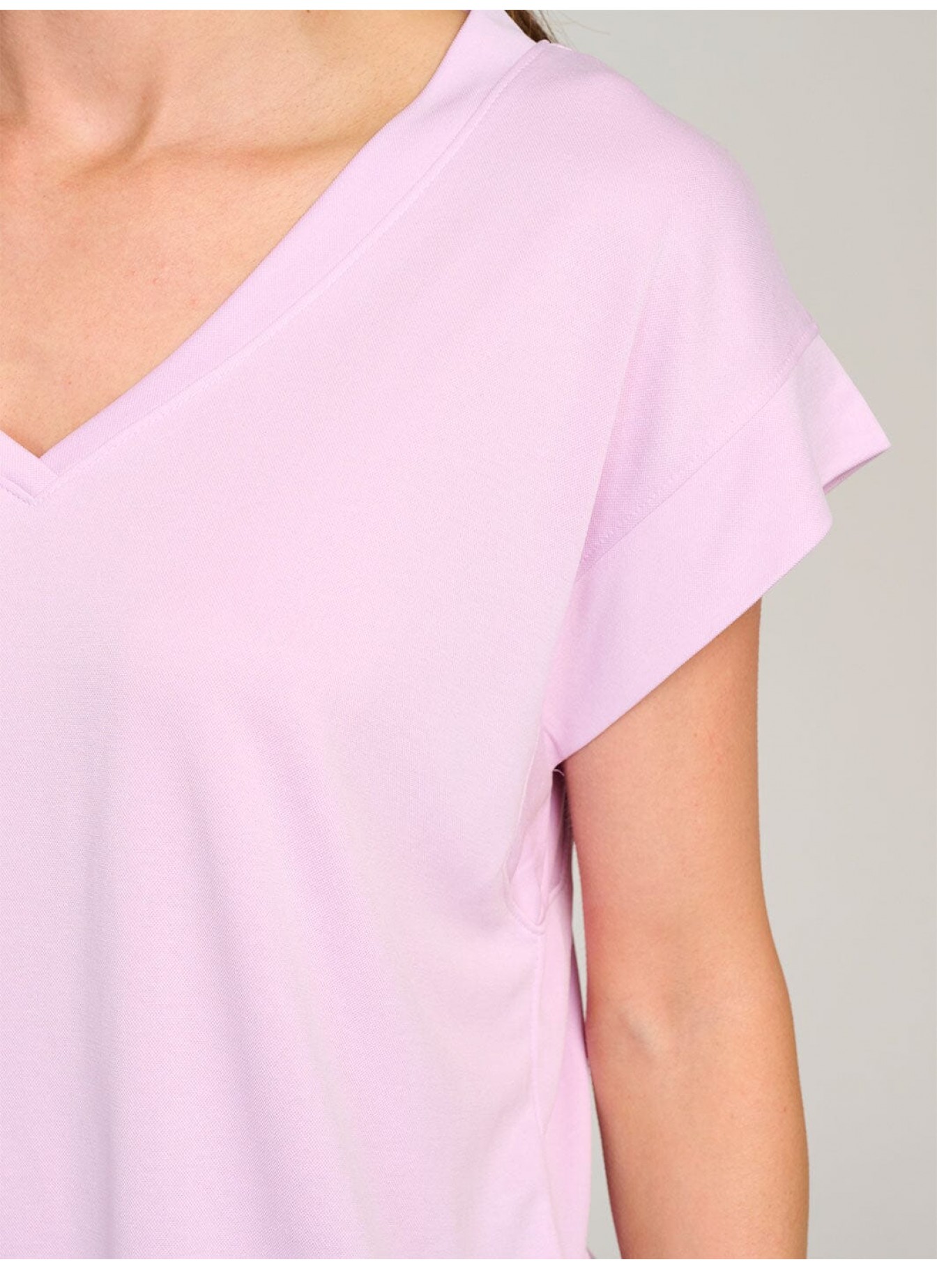 WOMEN'S SHORT SLEEVE V-NECK SOLID TOP