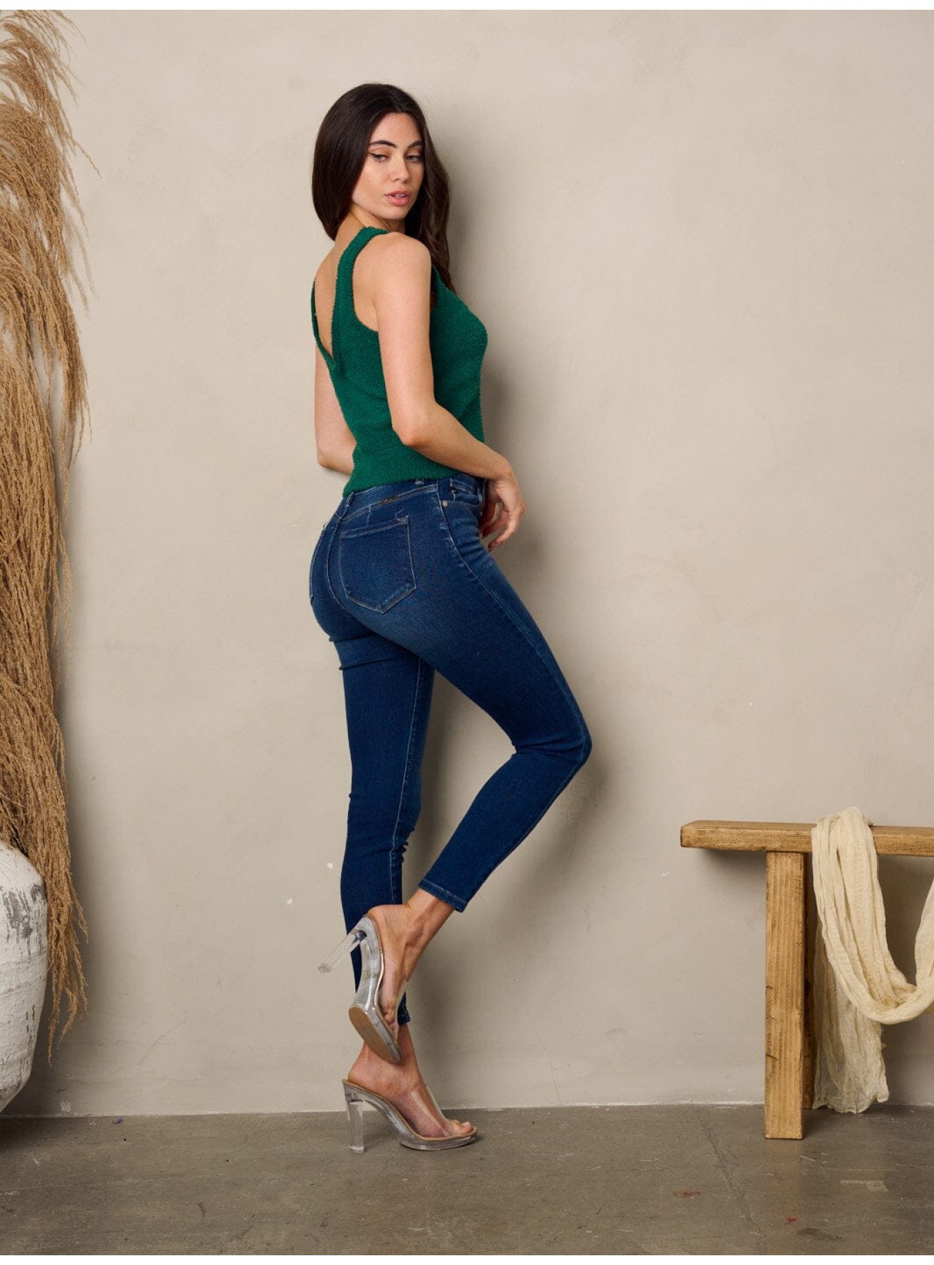 WOMEN'S SLEEVELESS SOLID FUZZY TANK TOP